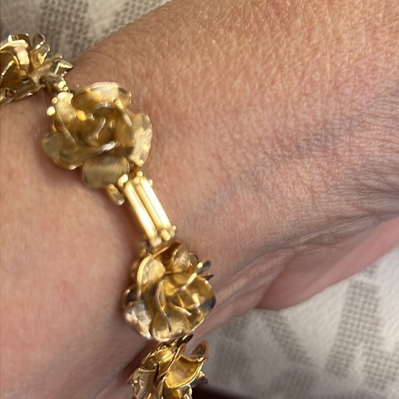 BEAUTIFUL ROSE BLOOMS GOLD BRACELET - Picture 4 of 10
